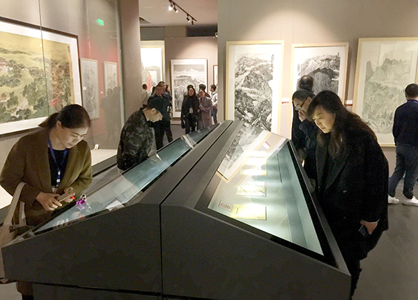 s展览现场参观(2).jpg s展览现场参观(2).jpg