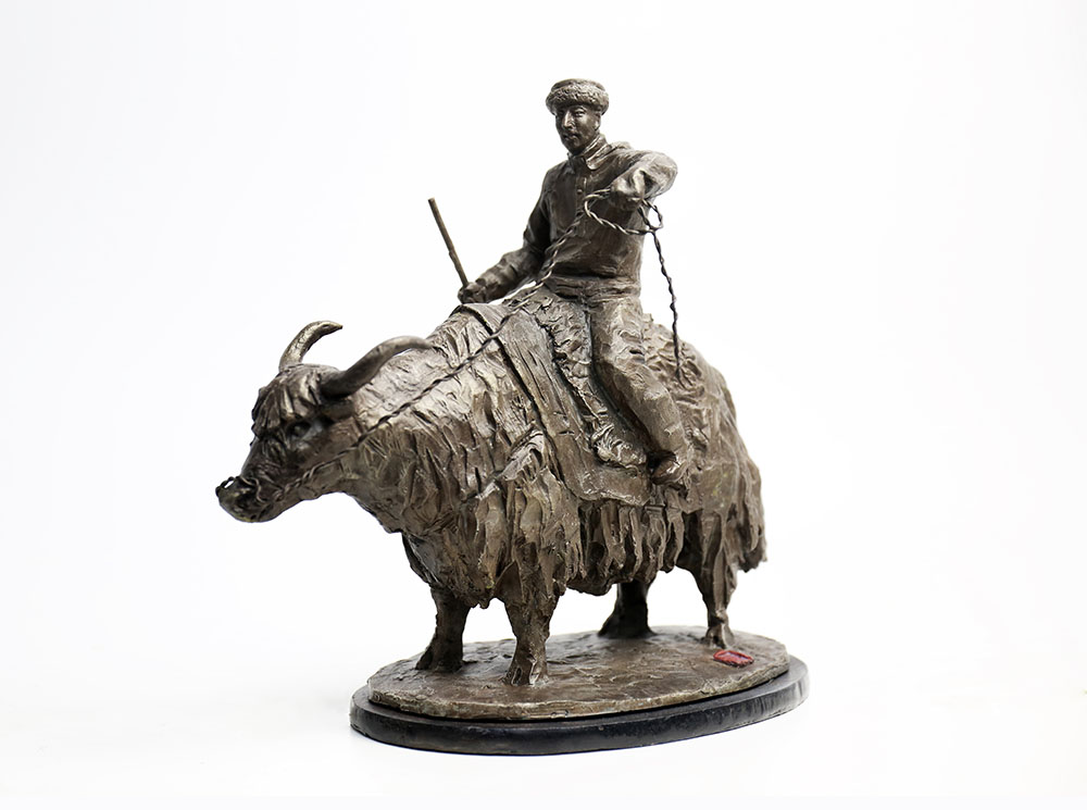 204帕米尔雄鹰-拉齐尼·巴依卡47x40x22,树脂,2021.jpg 204帕米尔雄鹰-拉齐尼·巴依卡47x40x22,树脂,2021.jpg