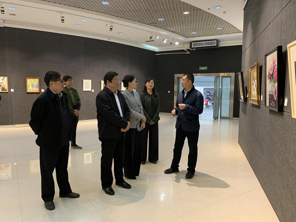 省政协、省委宣传部领导一行到郑州美术馆参观1.png 省政协、省委宣传部领导一行到郑州美术馆参观1.png